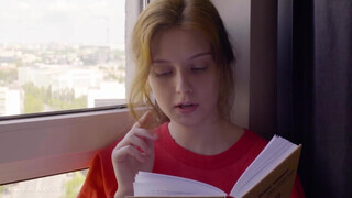 ULTRAFILMS - fullos zsenge csajszika begerjed egy könyvre