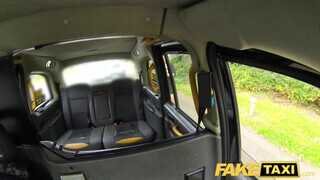 Fake Taxi - Hatalmas keblű milf megrakva a hátsó ülésen