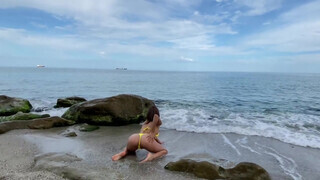 Bikinis szuka beleül a farokba