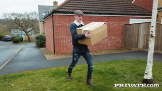Private-com - Michelle Thorne dug a futár palival