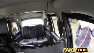 Tetkós ribancok popó lyukba reszelve - Fake Taxi
