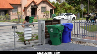 Nadia White zsenge fószerrel dug - Anal mom
