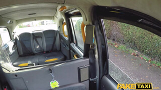 Phoenix Madina kinyalja a taxis popsiját - Fake Taxi