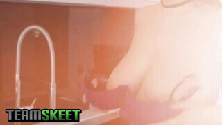 TeamSkeet - bögyös debella bige és a kicsike faszi esete