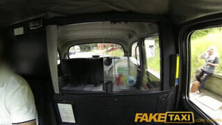 Faketaxi - szőrös pinájú milf nőci reszel egyet