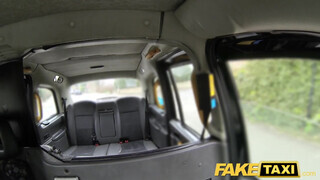 Fake Taxi - ausztrál lány a szabadban is imádja csinálni