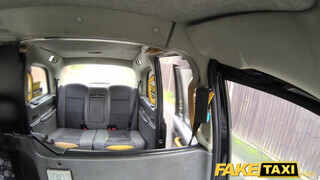 Fake Taxi - Rina Ellis a gyönyörű sulis pipi