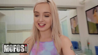 MOFOS - Lexi Lore alaposan popsiba kefélve