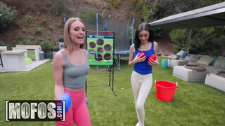 MOFOS - Daisy Stone és Scarlett Bloom édeshármasban szexelnek