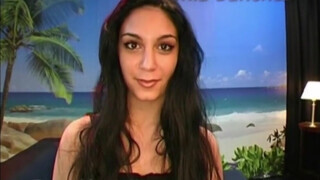 Mia Sanchez feldug egy hatalmas műfalloszt