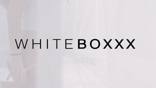 WhiteBoxxx - Naomi bevállalja a termetes kukit