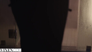 VIXEN - Allie a bűbájos világos szőke milf