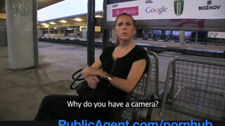 PublicAgent - vonatra váró szomorú maca