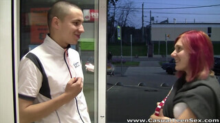 Casual Zsenge Porno - egy gyors menet a lila hajú csajjal