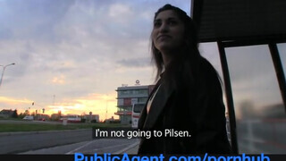 PublicAgent - szexy ázsiai bige felszedve a buszmegállóban
