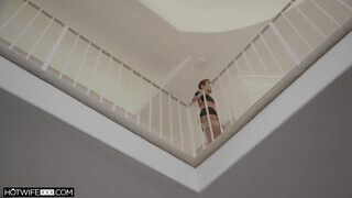 HOTWIFEXXX - Rövid hajú háziasszony megkettyintve