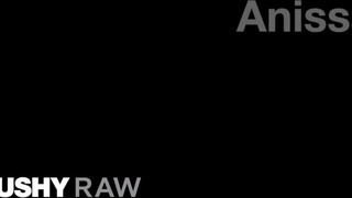 TUSHYRAW - Anissa Kate hátsójába kukit tolnak