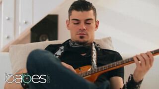 Babes - Mia Evans reszel a gitáros pacákkal