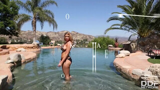 Brooklyn Chase meghágva a medence partján