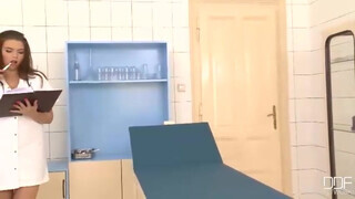 Csöcsös nővérke ánuszba tolva