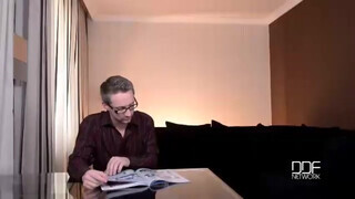 Óriás mellű fiatal barinő