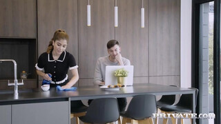 Private com - Marina Gold a gigászi popós szobalány