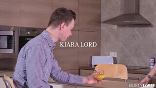 Kiara Lord benyeli a kukacot