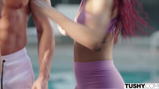 TUSHY - Ember Snow az popó kedvelő milf