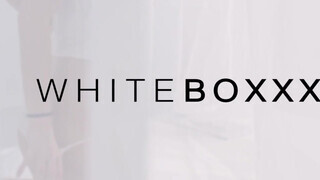 WHITEBOXXX - Isabella De Laa megkettyintve a kanapén