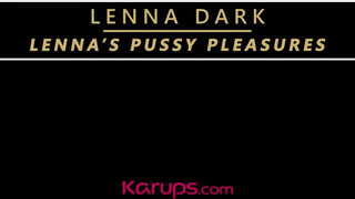Lenna Dark egy termetes dildóval maszturbál