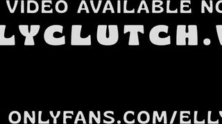 Elly Clutch telózás közben bájdorongot szop