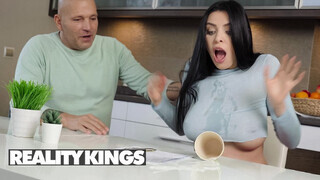 REALITY KINGS - Kira Queen a szomszéd pasassal baszik