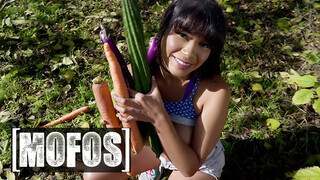 Mofos - Aryana Amatista nem csak a zöldségeket imádja