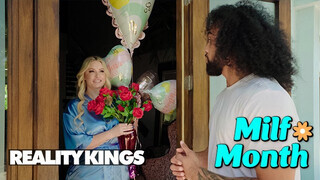 REALITY KINGS - Jenna Starr a óriási popós mami