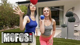 Mofos - Daisy Stone és Scarlett Bloom édeshármasban hancuroznak