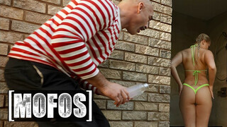 MOFOS - Harley King a vadító világos szőke fiatal pipi