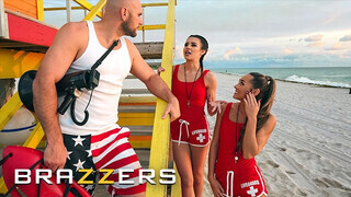 BRAZZERS - MacKenzie Mace és Kylie Rocket a szívdöglesztő vízimentő csajok