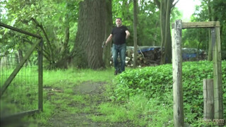 Korosodó férfi keményen megdugja a lányt, a punciját és a száját is