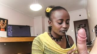 Nyakörves barna céda nyáladzik a főnök péniszén