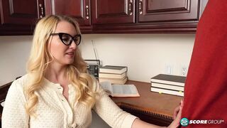 Csábos 40-es Julia Robbie és a tinédzser pasi