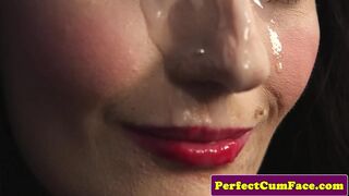 Csinos csipkés szépség gigászi adag arcon