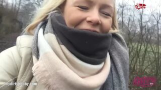 Forró fiatal pipi kerékpáron dörzsöli szaftos puncáját