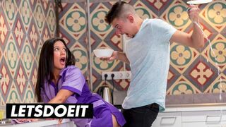 A dögös szobalány Jade Presley kitakarít és leszopja a méretes faszkat a forró szálláson