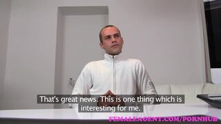 Szívdöglesztő milf ügynök teszteli a durva hapsit