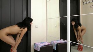 Zsenge csajszika szőrös puncival masturbál a tükör előtt