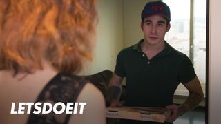 Megcsaló vagina Arian Joy először a barátját baszogatja, aztán a kézbesítő krapek megdugja jól