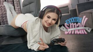 Pici tinédzser lány Aria Banks elkapja magas mostohabátyját Chris Epicet, aki a szobájában veri a lőcse