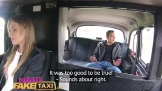 Tinédzser hapsi gyorsan megdugja Angel Piaff szaftos kiborotvált puncáját a hamis taxiban