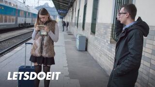 Selvaggia fiatal gádzsi felfogta Charlie Dean méretes faszát egy gyors pov dugásra