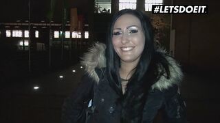 Mira grey német néger céda kúrja az idegent pénzért a buszon